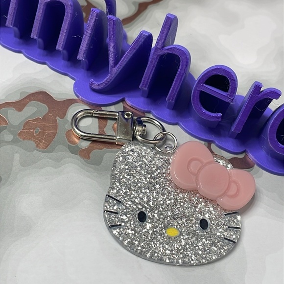 Hello Kitty Set with Green Apple socks, mini faux leather bag & keychain - Picture 4 of 5